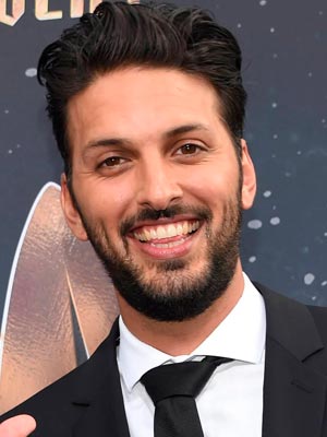 Шазад Латиф в роли капитана Немо